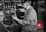Image usine de fabrication de chaussures United States USA, 1942, de la seconde 21 séquences d'archives historiques vidéo 65675060053
