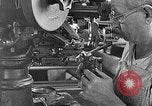 Image usine de fabrication de chaussures United States USA, 1942, de la seconde 22 séquences d'archives historiques vidéo 65675060053
