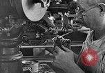 Image usine de fabrication de chaussures United States USA, 1942, de la seconde 23 séquences d'archives historiques vidéo 65675060053
