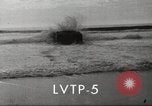 Standbild USA Landing Vehicle Tracked Personal-5 United States USA, 1953, aus Sekunde 13 historischem Filmmaterial Videoclip 65675060084