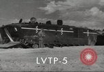 Standbild USA Landing Vehicle Tracked Personal-5 United States USA, 1953, aus Sekunde 14 historischem Filmmaterial Videoclip 65675060084