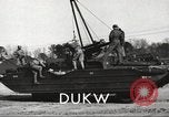 Standbild USA 6-wheel drive amphibious Truck United States USA, 1953, aus Sekunde 10 historischem Filmmaterial Videoclip 65675060085