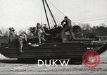 Standbild USA 6-wheel drive amphibious Truck United States USA, 1953, aus Sekunde 12 historischem Filmmaterial Videoclip 65675060085