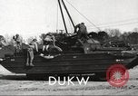 Standbild USA 6-wheel drive amphibious Truck United States USA, 1953, aus Sekunde 13 historischem Filmmaterial Videoclip 65675060085