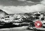 Immagine di Truppe alleate e attrezzature essendo portata a terra sulla spiaggia di Omaha Normandia Francia, 1944, secondo 4 filmato di repertorio 65675060099
