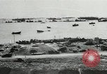 Immagine di Truppe alleate e attrezzature essendo portata a terra sulla spiaggia di Omaha Normandia Francia, 1944, secondo 9 filmato di repertorio 65675060099