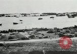 Immagine di Truppe alleate e attrezzature essendo portata a terra sulla spiaggia di Omaha Normandia Francia, 1944, secondo 10 filmato di repertorio 65675060099