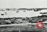 Immagine di Truppe alleate e attrezzature essendo portata a terra sulla spiaggia di Omaha Normandia Francia, 1944, secondo 11 filmato di repertorio 65675060099