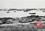 Immagine di Truppe alleate e attrezzature essendo portata a terra sulla spiaggia di Omaha Normandia Francia, 1944, secondo 13 filmato di repertorio 65675060099