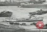 Immagine di Truppe alleate e attrezzature essendo portata a terra sulla spiaggia di Omaha Normandia Francia, 1944, secondo 16 filmato di repertorio 65675060099