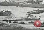 Immagine di Truppe alleate e attrezzature essendo portata a terra sulla spiaggia di Omaha Normandia Francia, 1944, secondo 17 filmato di repertorio 65675060099