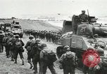 Immagine di Truppe alleate e attrezzature essendo portata a terra sulla spiaggia di Omaha Normandia Francia, 1944, secondo 21 filmato di repertorio 65675060099