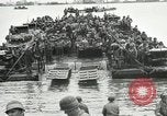 Immagine di Truppe alleate e attrezzature essendo portata a terra sulla spiaggia di Omaha Normandia Francia, 1944, secondo 22 filmato di repertorio 65675060099