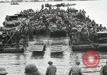 Immagine di Truppe alleate e attrezzature essendo portata a terra sulla spiaggia di Omaha Normandia Francia, 1944, secondo 23 filmato di repertorio 65675060099