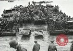 Immagine di Truppe alleate e attrezzature essendo portata a terra sulla spiaggia di Omaha Normandia Francia, 1944, secondo 24 filmato di repertorio 65675060099