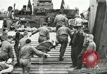 Immagine di Truppe alleate e attrezzature essendo portata a terra sulla spiaggia di Omaha Normandia Francia, 1944, secondo 27 filmato di repertorio 65675060099