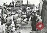 Immagine di Truppe alleate e attrezzature essendo portata a terra sulla spiaggia di Omaha Normandia Francia, 1944, secondo 28 filmato di repertorio 65675060099