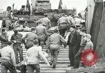 Immagine di Truppe alleate e attrezzature essendo portata a terra sulla spiaggia di Omaha Normandia Francia, 1944, secondo 29 filmato di repertorio 65675060099