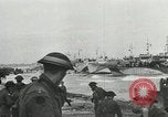 Immagine di Truppe alleate e attrezzature essendo portata a terra sulla spiaggia di Omaha Normandia Francia, 1944, secondo 36 filmato di repertorio 65675060099