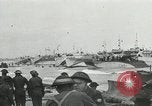 Immagine di Truppe alleate e attrezzature essendo portata a terra sulla spiaggia di Omaha Normandia Francia, 1944, secondo 37 filmato di repertorio 65675060099