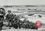 Immagine di Truppe alleate e attrezzature essendo portata a terra sulla spiaggia di Omaha Normandia Francia, 1944, secondo 39 filmato di repertorio 65675060099
