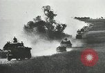 Standbild Amerikanische und deutsche Kräfte konvergieren in der Schlacht nach der Invasion der Normandie Mortain Frankreich, 1944, aus Sekunde 13 historischem Filmmaterial Videoclip 65675060104