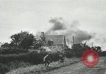 Standbild Amerikanische und deutsche Kräfte konvergieren in der Schlacht nach der Invasion der Normandie Mortain Frankreich, 1944, aus Sekunde 59 historischem Filmmaterial Videoclip 65675060104