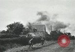 Standbild Amerikanische und deutsche Kräfte konvergieren in der Schlacht nach der Invasion der Normandie Mortain Frankreich, 1944, aus Sekunde 60 historischem Filmmaterial Videoclip 65675060104