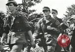 Image des milliers de prisonniers de guerre allemands France, 1944, de la seconde 22 séquences d'archives historiques vidéo 65675060106