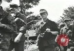 Image des milliers de prisonniers de guerre allemands France, 1944, de la seconde 23 séquences d'archives historiques vidéo 65675060106