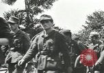 Image des milliers de prisonniers de guerre allemands France, 1944, de la seconde 24 séquences d'archives historiques vidéo 65675060106