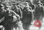 Image des milliers de prisonniers de guerre allemands France, 1944, de la seconde 29 séquences d'archives historiques vidéo 65675060106