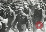 Image des milliers de prisonniers de guerre allemands France, 1944, de la seconde 30 séquences d'archives historiques vidéo 65675060106