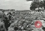 Image des milliers de prisonniers de guerre allemands France, 1944, de la seconde 35 séquences d'archives historiques vidéo 65675060106