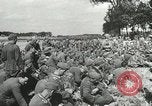 Image des milliers de prisonniers de guerre allemands France, 1944, de la seconde 36 séquences d'archives historiques vidéo 65675060106