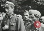 Image des milliers de prisonniers de guerre allemands France, 1944, de la seconde 50 séquences d'archives historiques vidéo 65675060106