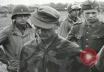 Image des milliers de prisonniers de guerre allemands France, 1944, de la seconde 54 séquences d'archives historiques vidéo 65675060106