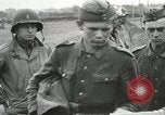 Image des milliers de prisonniers de guerre allemands France, 1944, de la seconde 55 séquences d'archives historiques vidéo 65675060106