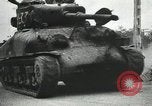 Image Les unités de blindés américains avance à grande vitesse en France Paris France, 1944, de la seconde 31 séquences d'archives historiques vidéo 65675060107