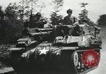 Image Les unités de blindés américains avance à grande vitesse en France Paris France, 1944, de la seconde 33 séquences d'archives historiques vidéo 65675060107