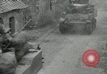 Image Les unités de blindés américains avance à grande vitesse en France Paris France, 1944, de la seconde 55 séquences d'archives historiques vidéo 65675060107
