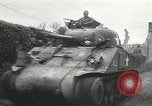 Image Les unités de blindés américains avance à grande vitesse en France Paris France, 1944, de la seconde 58 séquences d'archives historiques vidéo 65675060107