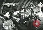 Image American les unités aéroportées chuter au niveau Holland, 1945, de la seconde 35 séquences d'archives historiques vidéo 65675060109