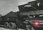 Standbild 9 Panzerdivision Kreuzung Rhein in Zweiten Weltkrieg Remagen Deutschland, 1945, aus Sekunde 6 historischem Filmmaterial Videoclip 65675060114