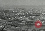 Standbild 9 Panzerdivision Kreuzung Rhein in Zweiten Weltkrieg Remagen Deutschland, 1945, aus Sekunde 49 historischem Filmmaterial Videoclip 65675060114