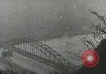 Standbild 9 Panzerdivision Kreuzung Rhein in Zweiten Weltkrieg Remagen Deutschland, 1945, aus Sekunde 59 historischem Filmmaterial Videoclip 65675060114