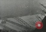 Standbild 9 Panzerdivision Kreuzung Rhein in Zweiten Weltkrieg Remagen Deutschland, 1945, aus Sekunde 60 historischem Filmmaterial Videoclip 65675060114