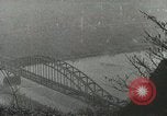 Standbild 9 Panzerdivision Kreuzung Rhein in Zweiten Weltkrieg Remagen Deutschland, 1945, aus Sekunde 61 historischem Filmmaterial Videoclip 65675060114