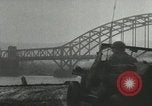 Standbild 9 Panzerdivision Kreuzung Rhein in Zweiten Weltkrieg Remagen Deutschland, 1945, aus Sekunde 62 historischem Filmmaterial Videoclip 65675060114