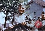 Standbild russische Soldaten Torgau Deutschland, 1945, aus Sekunde 51 historischem Filmmaterial Videoclip 65675060152